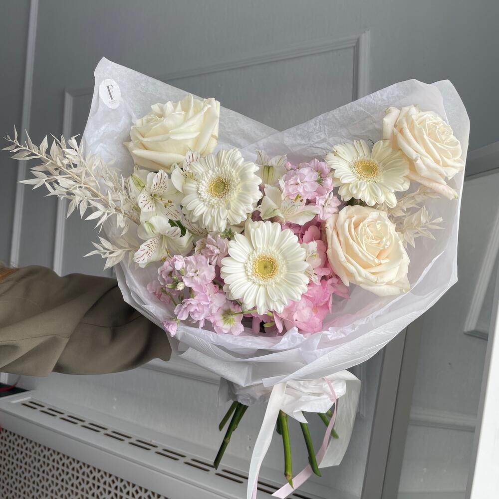 https://content2.flowwow-images.com/data/flowers/1000x1000/82/1704867702_47112682.jpg